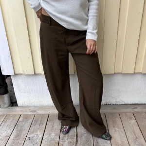 Kostymbyxa brun - Brun kostymbyxa från zara i en skitsnygg vid form