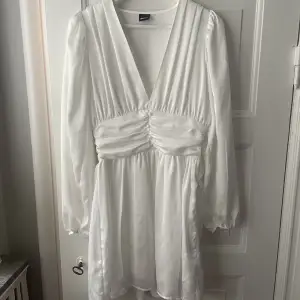 Superfin vit klänning från Gina i satinliknande material. Använd 2 gånger. Storlek 38💕  Frakt betalas av köparen