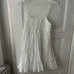 Zara klänning! - Trendig zara klänning köpt för 2 år sedan. Använd bara fåtal gånger. Storlek M men kort. Köparen betalar för frakten💕🥰