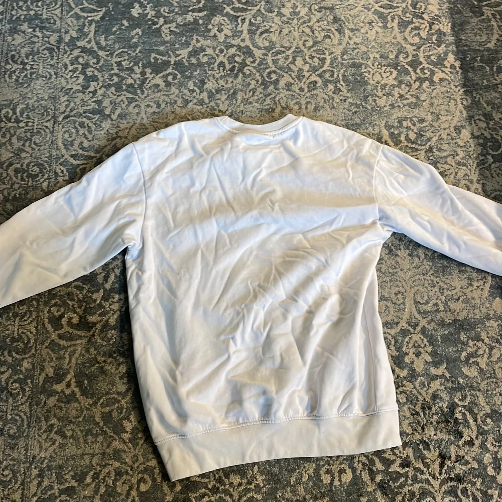 Säljer min vita tröja för 75 kr som är i bra skick. Jag använder den inte längre därför säljer jag den. Orginal priset är nog 200 kr. Hoodies.