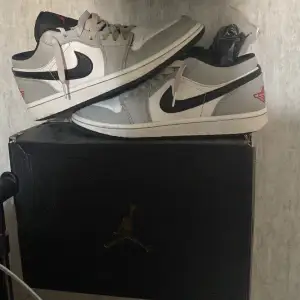 säljer nu mina jordans då de är för små kvitto finns ej heeldrag som ni kan se på ena bilden  skickar med original snörena (de svarta) byte kan va intressant 