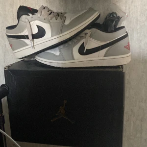 jordan 1 low smoke grey - säljer nu mina jordans då de är för små heeldragade men märks inte