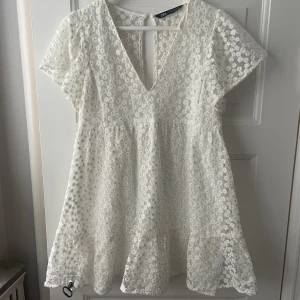 Blommig Zara klänning - Blommig klänning från Zara. Använd 1 gång och är i storlek M. Modellen är lite kortare så skulle inte säga att storleken är så stor. Köparen betalar frakten🥰💕