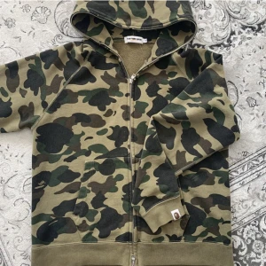 Bape hoodie  - (lägger upp igen) äkta bape hoodie, gammal modell och därför har den ingen shark huvud på luvan. storlek S, hör av er vid frågor osv!💙