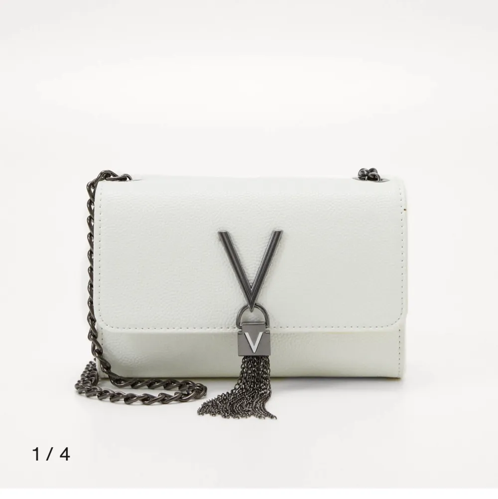 Vit valentino väska, köpt på zalando för 749kr. Skriv privat för fler bilder eller frågor🤍. Laukut & Käsilaukut.