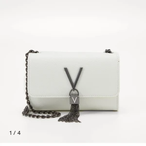 Valentino väska - Vit valentino väska, köpt på zalando för 749kr. Skriv privat för fler bilder eller frågor🤍