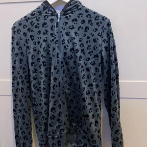 Kofta - Grå leopard mönstrad kofta i mycket bra skick! Passar stl xs-m 🩶