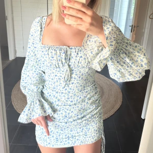 Capri dress - Jättefin klänning från adoore. Använd en gång och i nyskick. Storlek 36.💕☀️ Nypris: 1395 kr