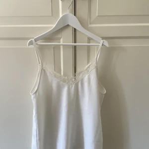 pyjamaslinne - pyjamas linne som jag fått av min kompis, står ingen lapp i så vet ej vart den är från början, inga defekter