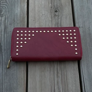 Plånbok - Fin vinröd plånbok med guldiga knappar, som inte kommer till använding. Plånboken är i bra skick och är ca 20x11cm. 💌
