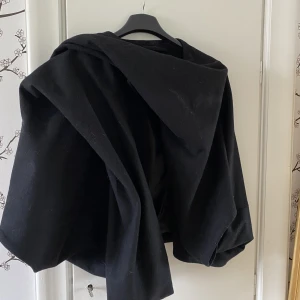 Svart cape  - Så cool jacka/cape! Lite svår att visa på bild men om du är intresserad så är det bara att fråga om mer bilder💕 köpt på en marknad i Köpenhamn men märket är Mbym!! Så cool och snygg!!