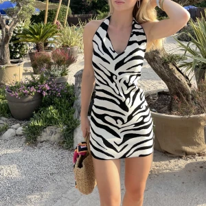 Stickad zebramönstrad halterneck klänning - Stickad klänning med halterneck. Väldigt bra kvalitet för att vara gina tricot. Storlek 36. Använd EN gång Nypris: 399!