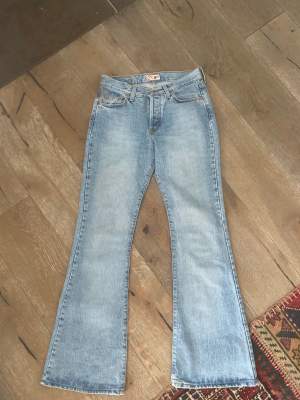 Ljusblå jeans i nyskick. Säljer pga att de är för små!  Midjemått tvärs över: 37 cm   Innerbenslängd: 80 cm   Ytterbensmått: 105 cm  