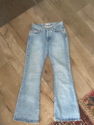 Jeans  - Ljusblå jeans i nyskick. Säljer pga att de är för små!  Midjemått tvärs över: 37 cm   Innerbenslängd: 80 cm   Ytterbensmått: 105 cm  