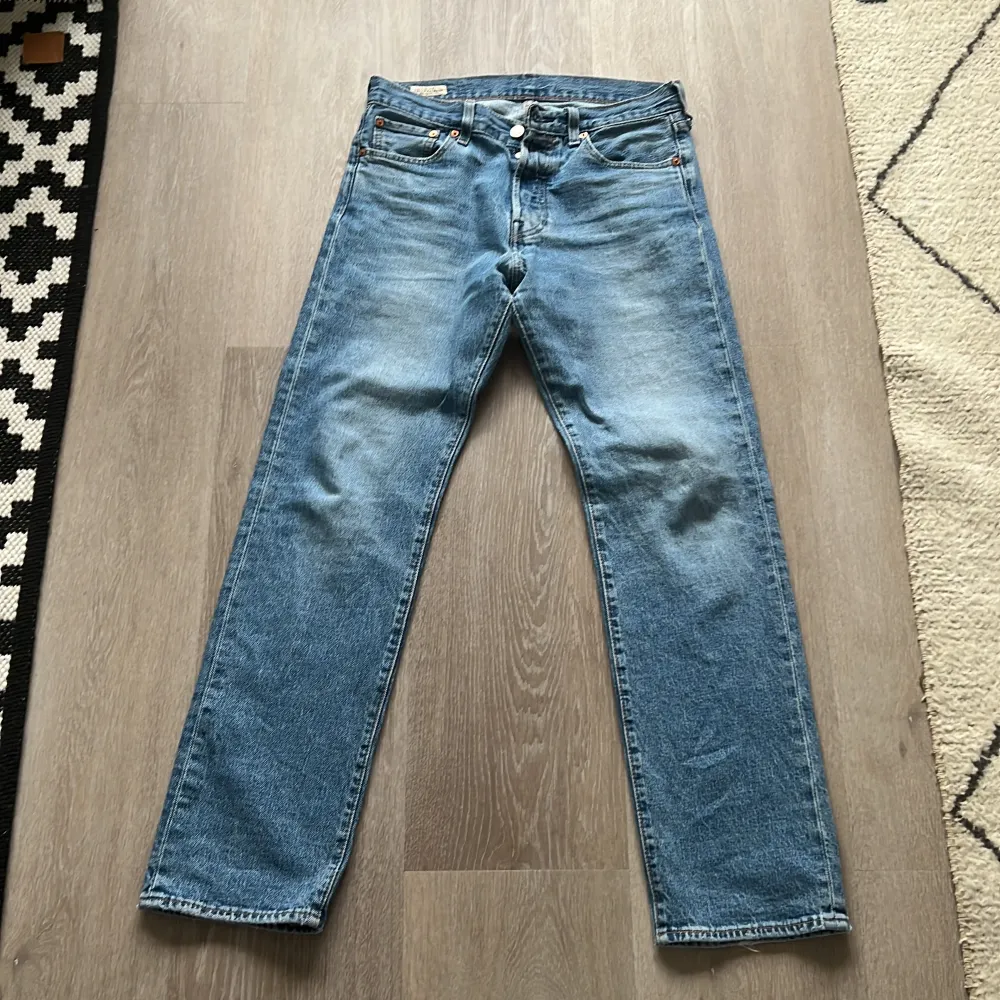Säljer nu mina levis jeans eftersom de har blivit för små för mig. Köpta för ungefär 2 år sen. De är i ett bra skick och skulle säga att de är en 8/10.. Jeans & Byxor.