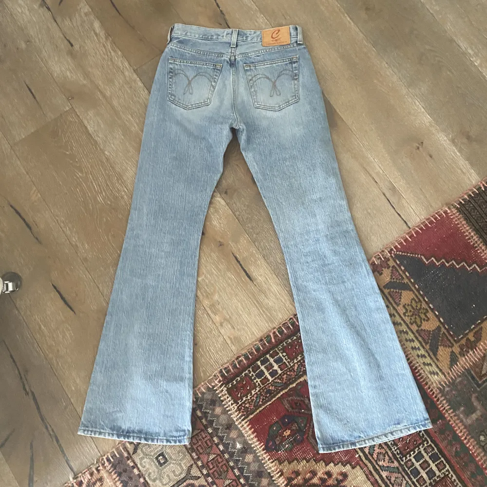 Ljusblå jeans i nyskick. Säljer pga att de är för små!  Midjemått tvärs över: 37 cm   Innerbenslängd: 80 cm   Ytterbensmått: 105 cm  . Jeans & Byxor.