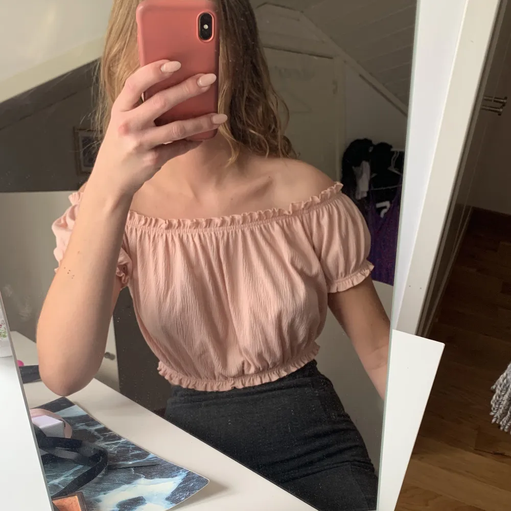 Jättesöt somrig topp från hm. Croppad i modellen samt off-shoulder. Endast använd några fåtal gånger🌸💗. Blusar.