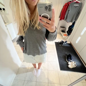 Grå tröja - Så söt tunn grå långärmad tröja, storlek M💞