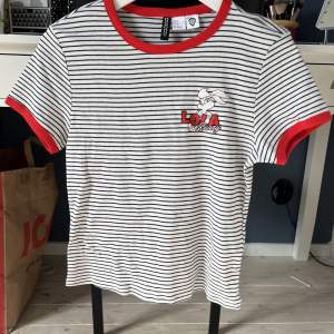 Mycket fin T-shirt från H&M! Randig med ett litet tryck och röda detaljer. Tröjan är storlek M men jag skulle säga att den är S. Aldrig använd. Skriv gärna om du har några frågor 💗