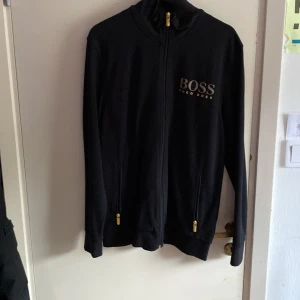 Hugo boss tröja REA - Svart Hugo boss zip up sällan använd i bra skick