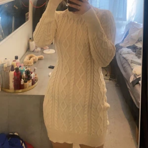 Stickad klänning öppen rygg - jätte fin stickad klänning med öppen rygg. Har aldrig kommit till användning Framhäver former