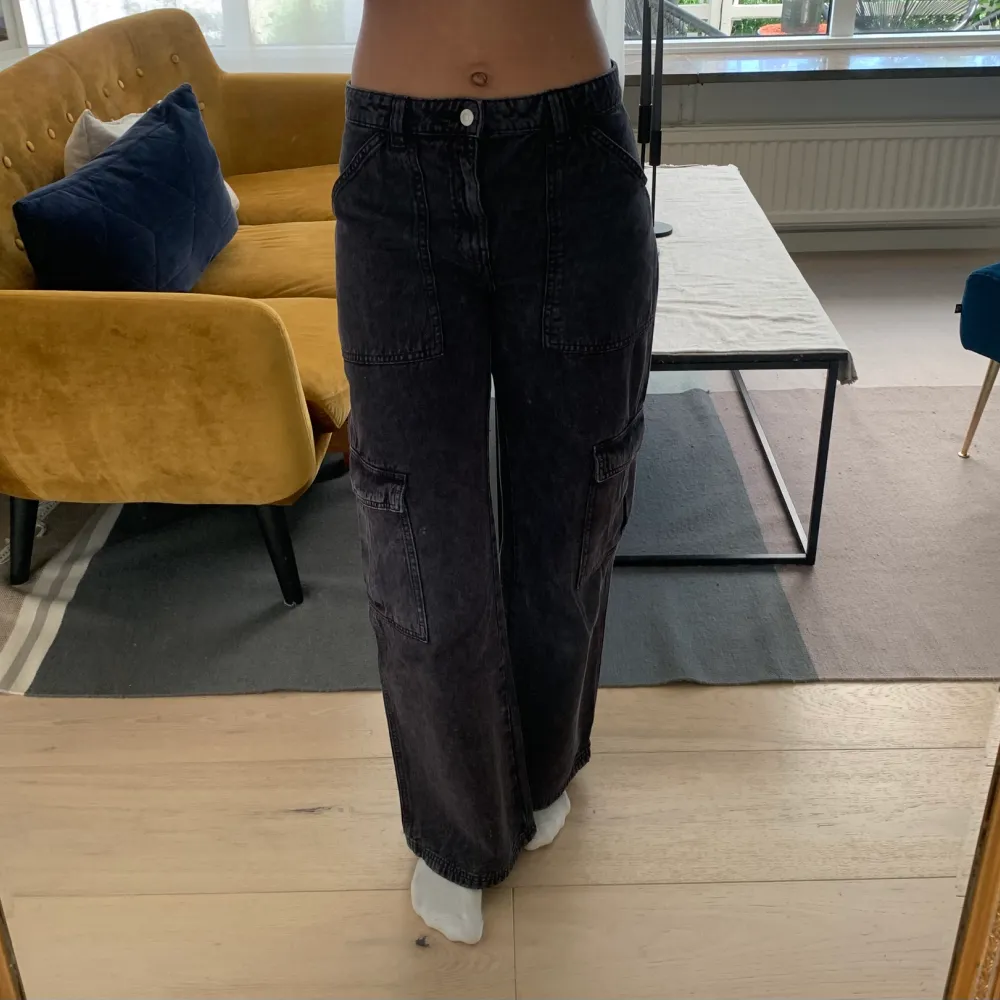 Low waist cargobyxa från Weekday. Använda ett fåtal gånger och är i bra skick. Jeans & Byxor.