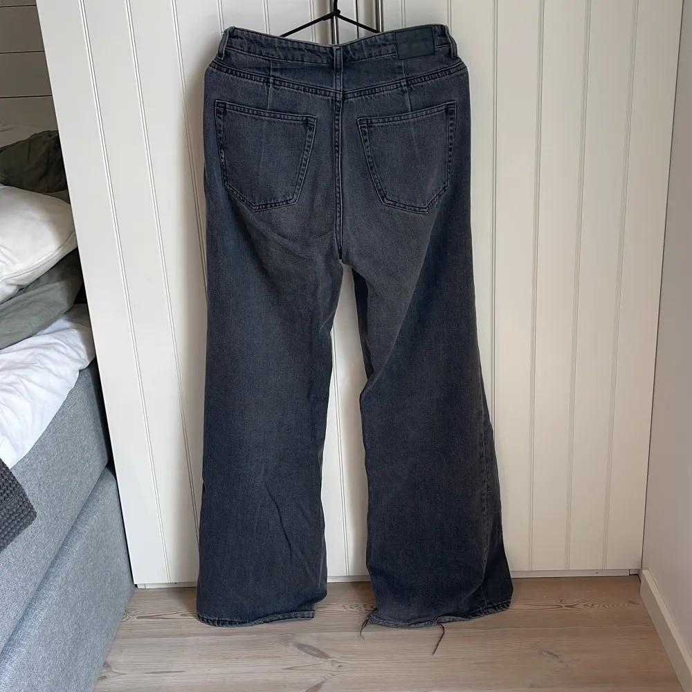 Jeans från Weekday i modellen ACE i en superfin grå tvätt. Storlek W25 L32.   Har ett lagat hål framtill (bild 3) som knappt syns⚡️💕💕. Jeans & Byxor.