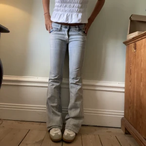 lågmidjade jeans! - piss coola lågmidjade jeans! Saknas  1 knapp men inget som riktigt syns!🫶MIDJEMÅTT 34 INNERBENSLÄNGD 81 BUD ÄR BINDANDE!!!!! KÖP DIREKT 700kr