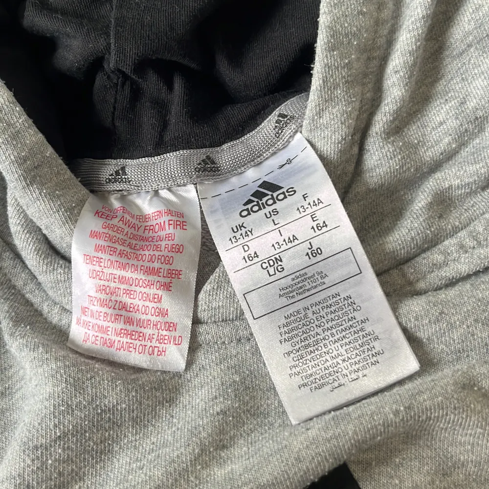 En grå adidas tröja i 9/10 skick och ar inga hål eller fläckar. Tröjor & Koftor.