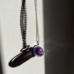 Ametist halsband - Halsband med ametist hänge.  Köpt för 120kr på Harmonikällan (Hornsgatan),