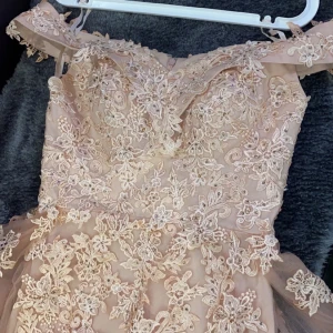 Festklänning  - Jätte fin ballkalning! Använd endast en gång! Ny pris 4000kr! Säljer den för 800kr storleken 34 men passar även 36 