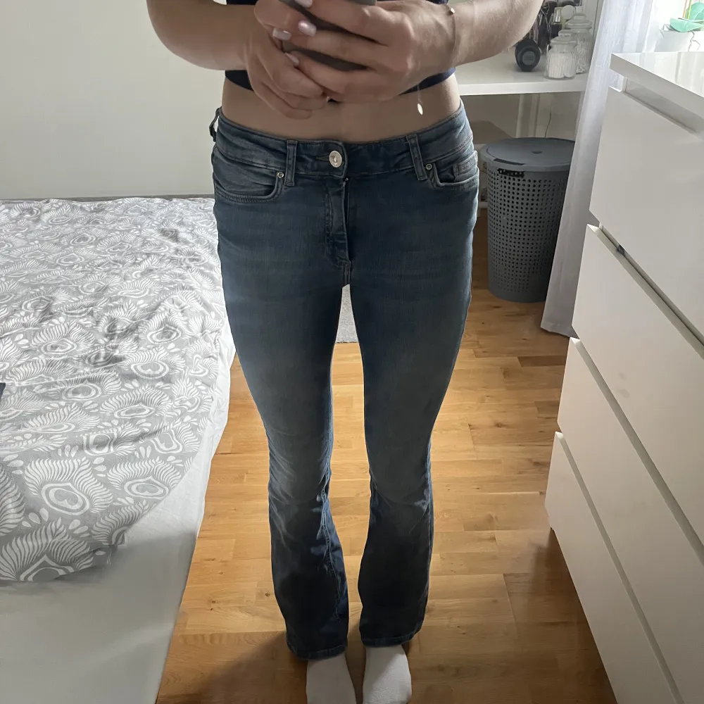 säljer mina ONLY bootcutjeans i storlek s och längd 30. Lite korta på mig som är 170. Väldigt fint skick och lite använda. Nypris 479kr💗. Jeans & Byxor.