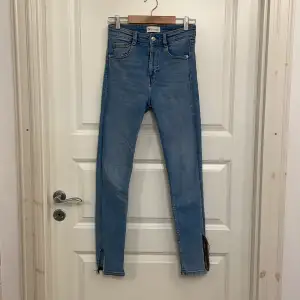 Säljer dessa lite skadade jeans då dom inte används längre. Ena bakfickan har lossnat så därför säljs dom billigt. Slits längst ner på benen. 