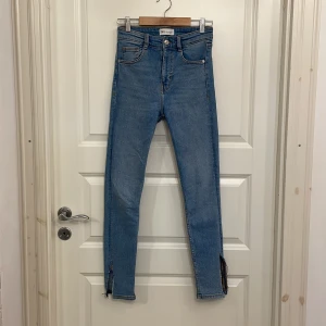 Lite skadade jeans  - Säljer dessa lite skadade jeans då dom inte används längre. Ena bakfickan har lossnat så därför säljs dom billigt. Slits längst ner på benen. 