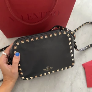 VALENTINO GARAVANI VÄSKA - Säljer denna sjukt snygga rockstud väskan från Valentino. Påse och dustbag finns! 