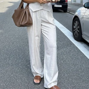 Ljusa kostymbyxor  - Ett par helt oanvända kostymbyxor från BY IC, säljer pågrund av att de inte passade och han inte skicka tillbaka. Hör gärna av er vid frågor🫶🏻