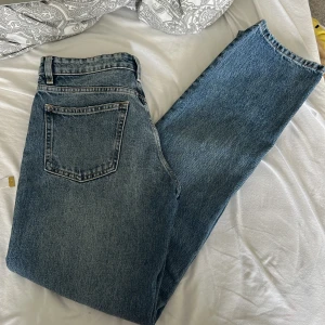 Jeans  - Jeans från Zara. Oanvända. Mer lowwaist än high. Mått i sista bilden. 