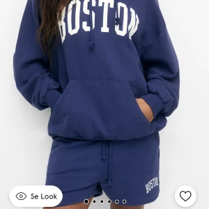Hoodie + shorts - Hoodie + shorts från pull and bear. Säljer hela setet för 250. Storlek shorts: xs tröja: s