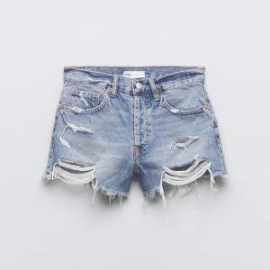 Jätte populära Zara shorts men säljer då de va för små för mig🥹 super fint skick på dom och ej använda många gånger🙌🏼 Nypris: 329 (Frakt ej inräknad)