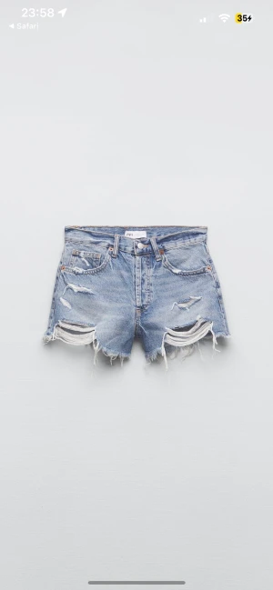 Jeansshorts  - Jätte populära Zara shorts men säljer då de va för små för mig🥹 super fint skick på dom och ej använda många gånger🙌🏼 Nypris: 329 (Frakt ej inräknad)
