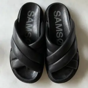 Väldigt sparsamt använda sandaler från Samsøe. Rejäla och ganska tjock sula som gör de bekväma att gå i. Sandalerna är i läder. Nypris 1800kr