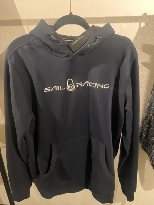 Sail racing hoodie bowman  - Sail racing hoodie bowman  Aldrig använd ny i storlek xl bra i storleken 