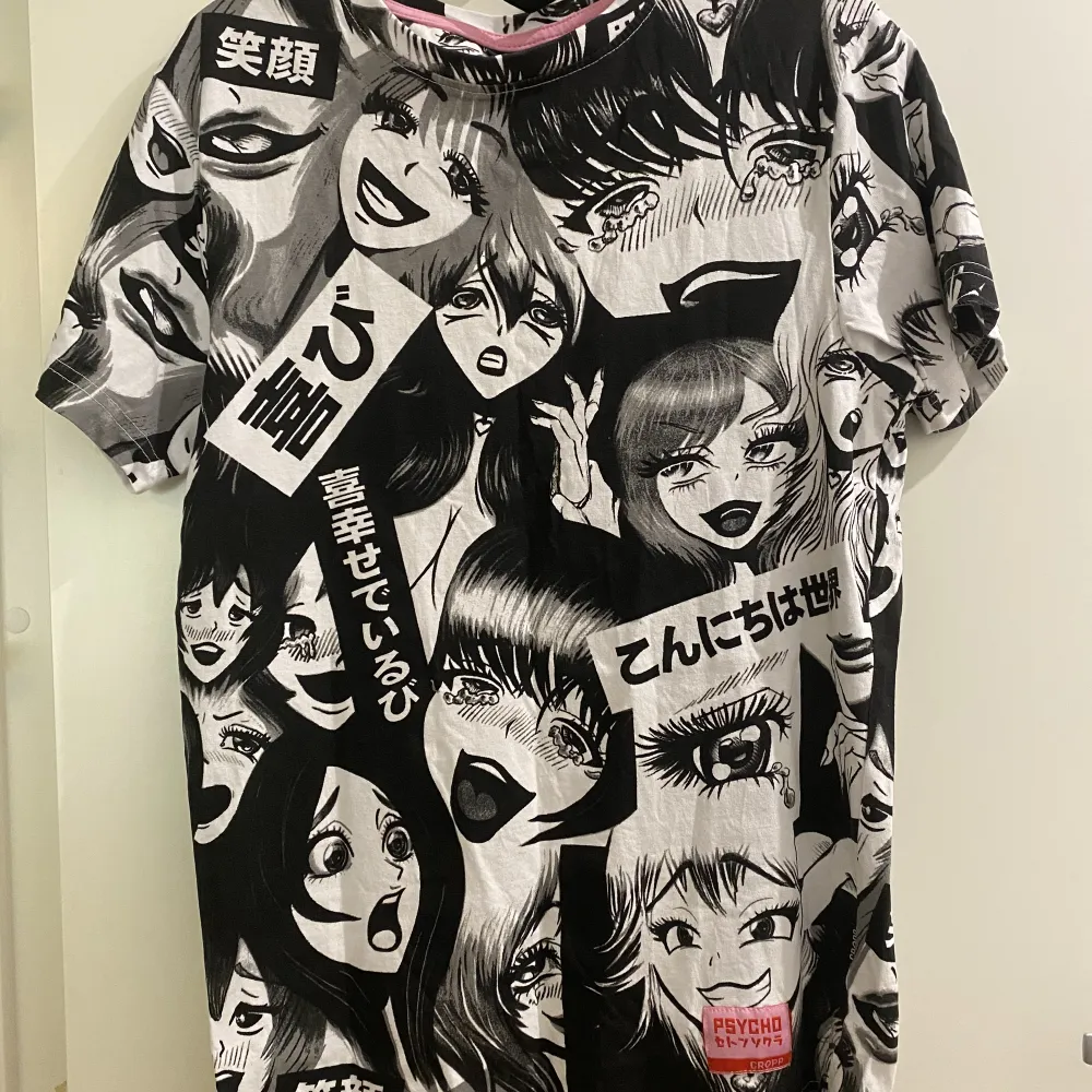 Svartvit anime t-shirt köpt på cropp i polen, använd en gång och är i nyskick :), passar S,M och L då den är lite oversize. T-shirts.