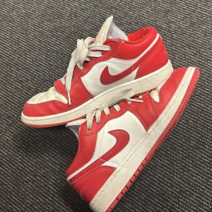 Jordans - Storlek 38,5, använt skick Kanske bara en tvätt så blir dom betydligt finare 