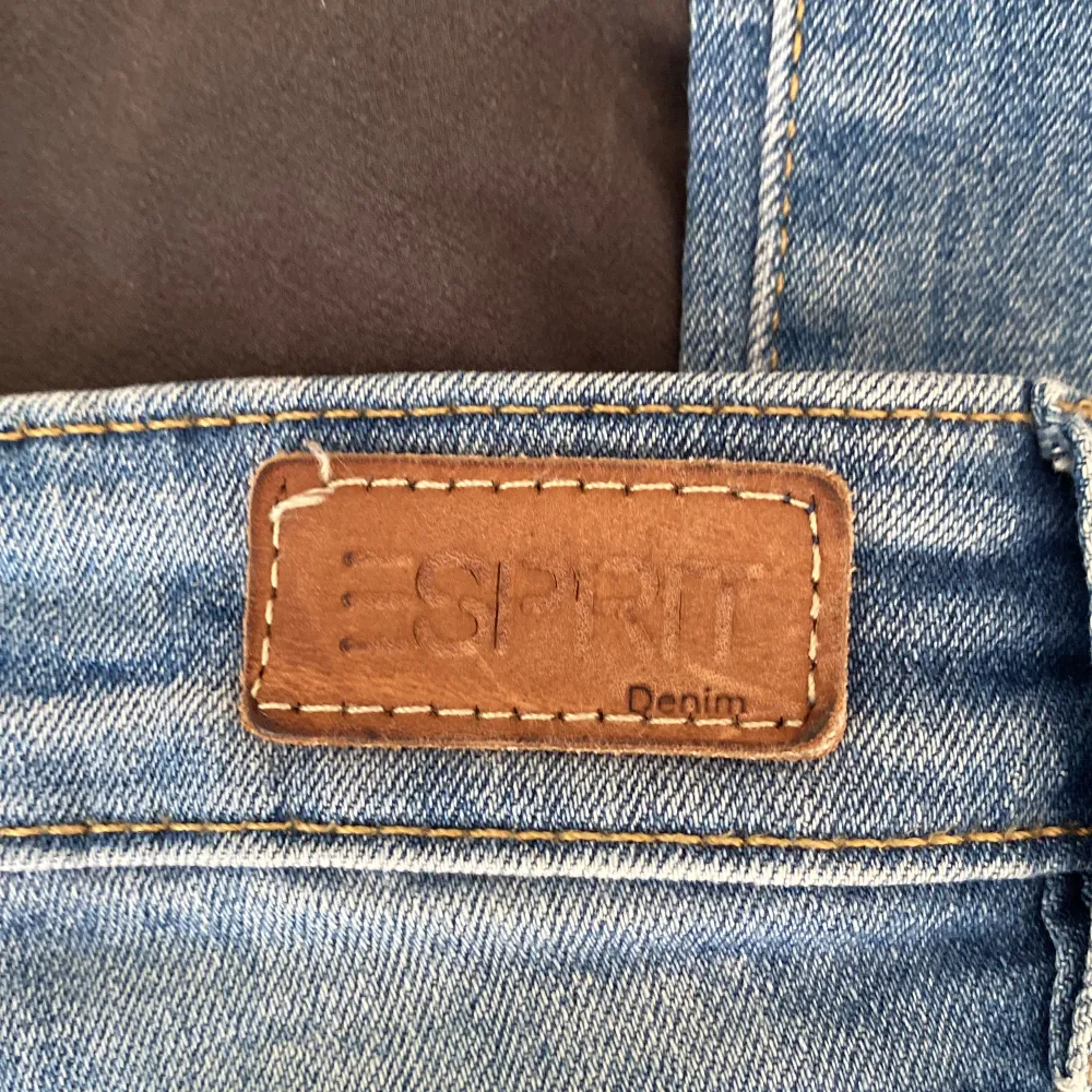 säljer dessa Esprit jeansen då de är lite för stora i midjan. mid/lowwaist❤️bootcut jeans. Jeans & Byxor.
