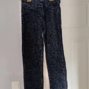 Low Waist blommiga Jeans från Gant nästan helt oanvända! Midja 37 cm Ytterben 92 cm Innerben 70 cm