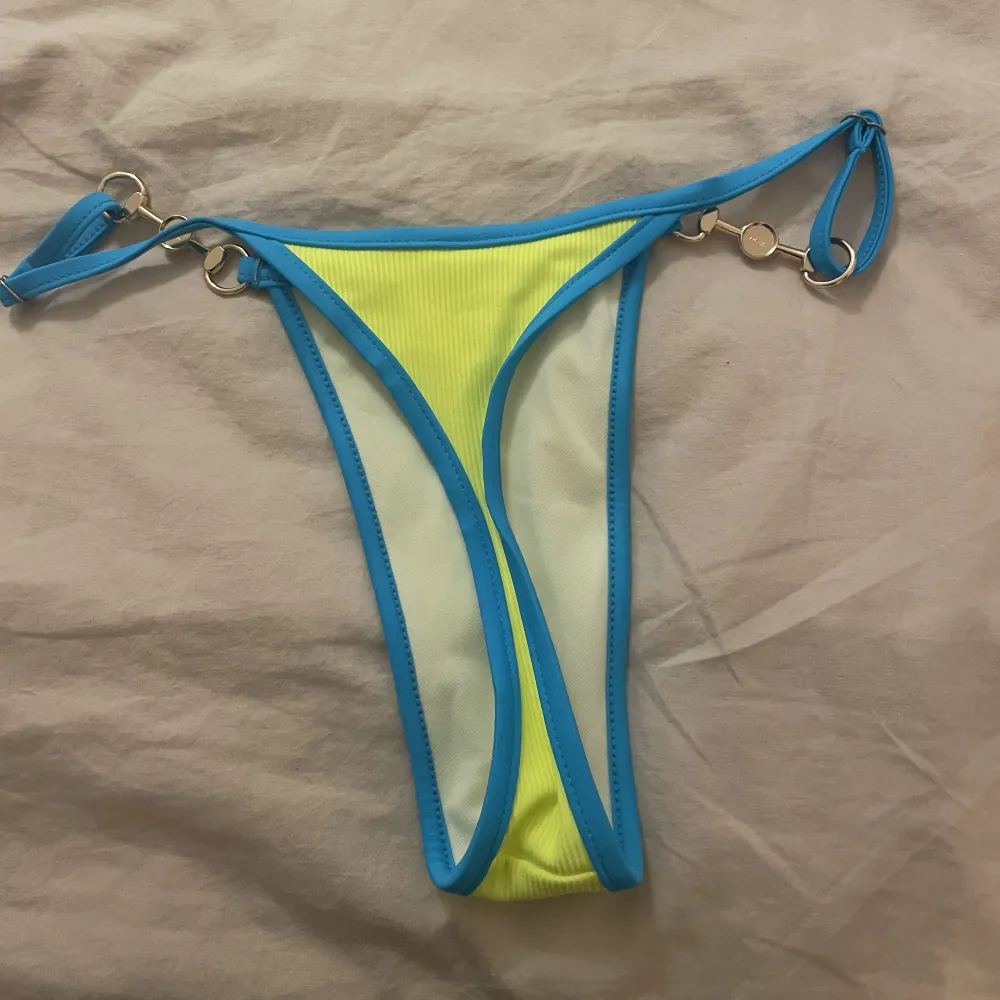 Supersnygg bikini som inte används, köpt från shein. Syns inte på bilden men den är neon färgad. Övrigt.