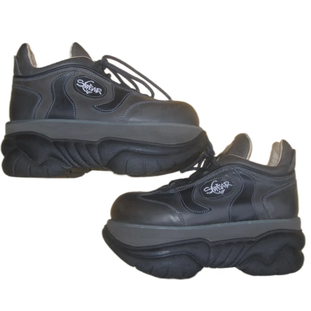 Sällsynta 90-tals vintage rave plattform skor från märket SWEAR LONDON   Produceras inte längre  I bra skick, ser knappt använda ut Mindre repor och slitage på insidan (se bilder)   . Skor.