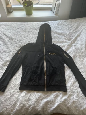 Hugo boss tröja  - Skön Hugo Boss tröja för vardaglig användning eller för träning. Finns lite slitage vid armbågarna, skriv för fler bilder!!!