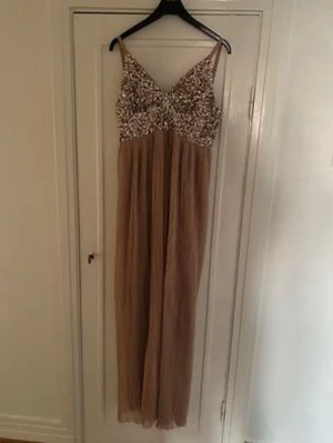 Balklänning  - Jättefin balklänning med paljetter. Champge/rosé färgad. Använd en gång